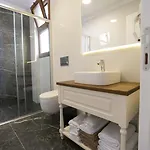 Icarus Hotel