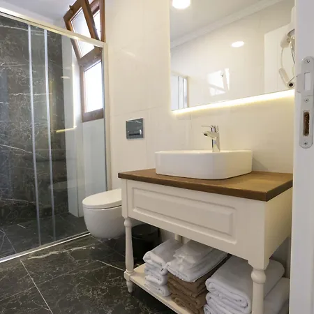 Icarus Hotel